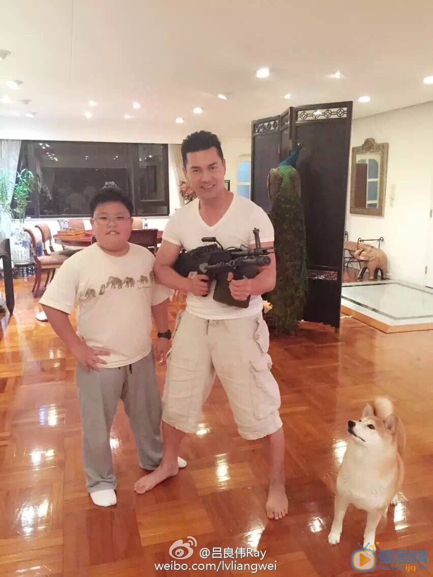 吕良伟全家福 吕良伟高清写真_吕良伟高清剧照