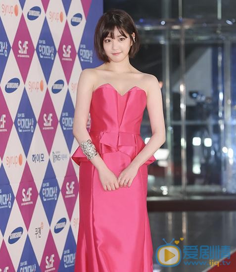 李侑菲活动照 李侑菲高清写真_李侑菲高清剧照