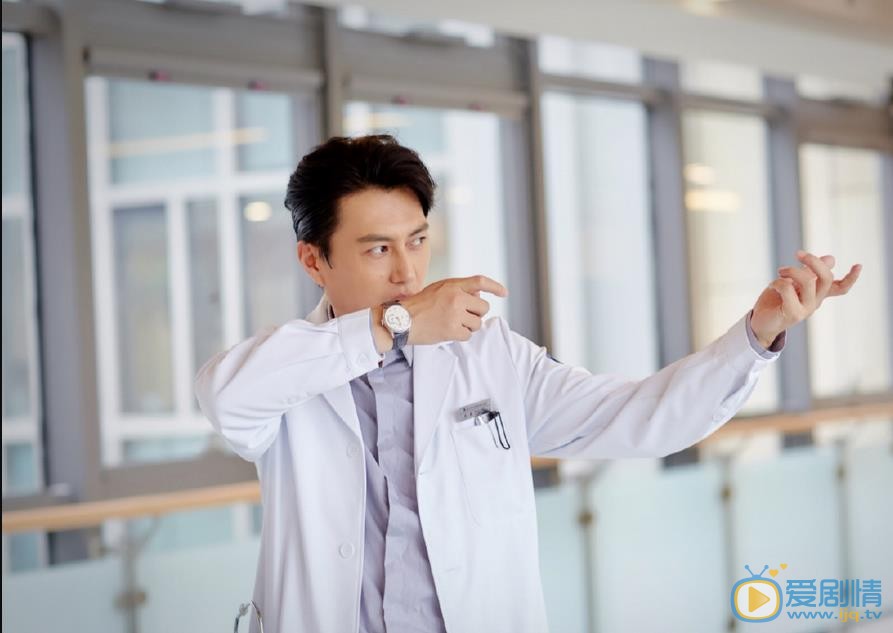 《外科风云》白百何狂撩老干部不输“小鲜肉” 靳东这委屈的小表情亮了