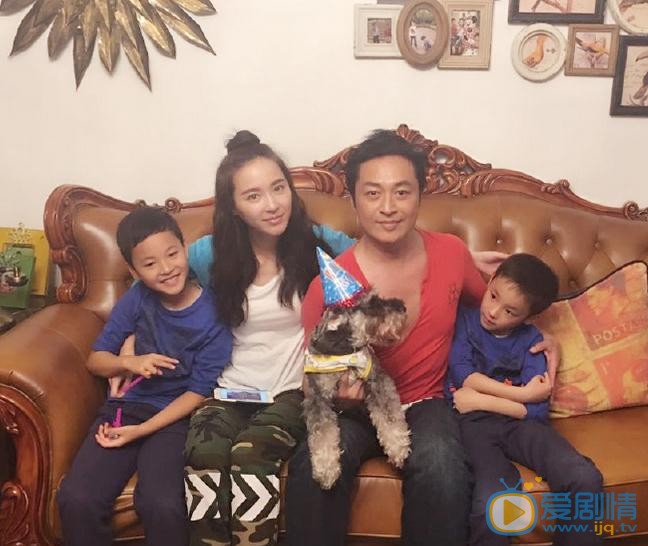 吴佳尼家人合照 吴佳尼高清写真_吴佳尼高清剧照