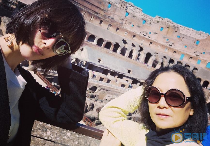 孔宋今和妈妈旅游照 孔宋今高清写真_孔宋今高清剧照