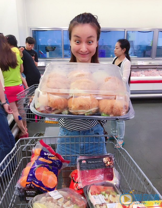 吴昕卖萌照 吴昕高清写真_吴昕高清剧照