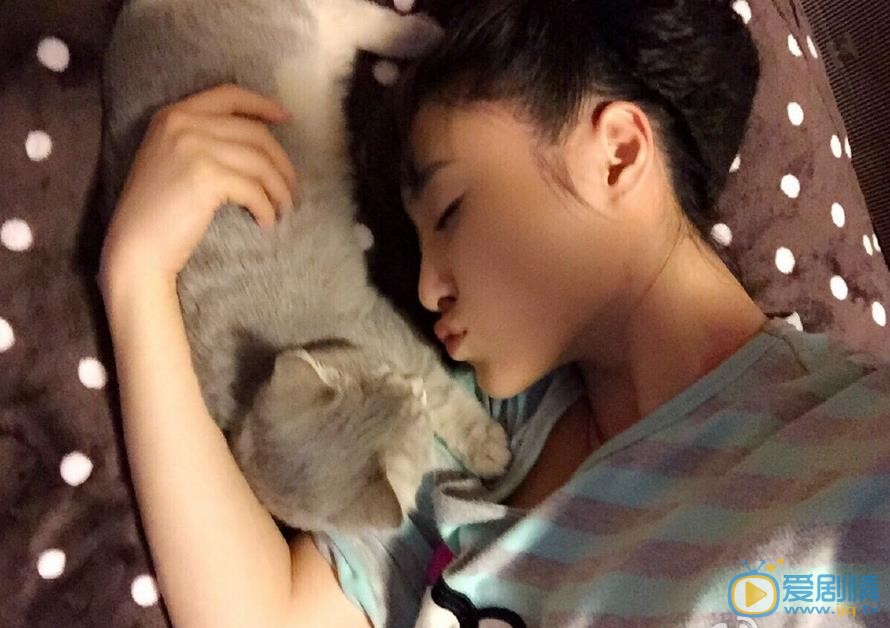 王泇淇嘟嘴卖萌照 王泇淇高清写真_王泇淇高清剧照