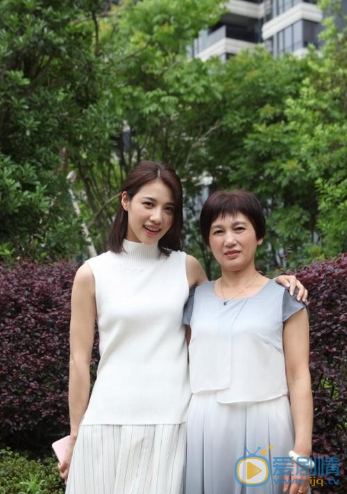 董琦和妈妈合照 董琦高清写真_董琦高清剧照