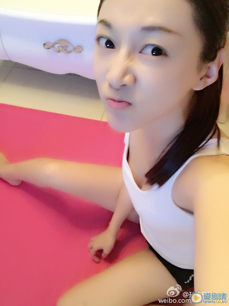 孙佳奇嘟嘴卖萌照 孙佳奇高清写真_孙佳奇高清剧照