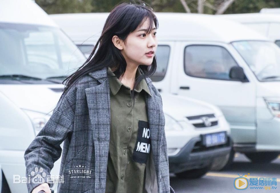 李艺彤机场路透照 李艺彤高清写真_李艺彤高清剧照