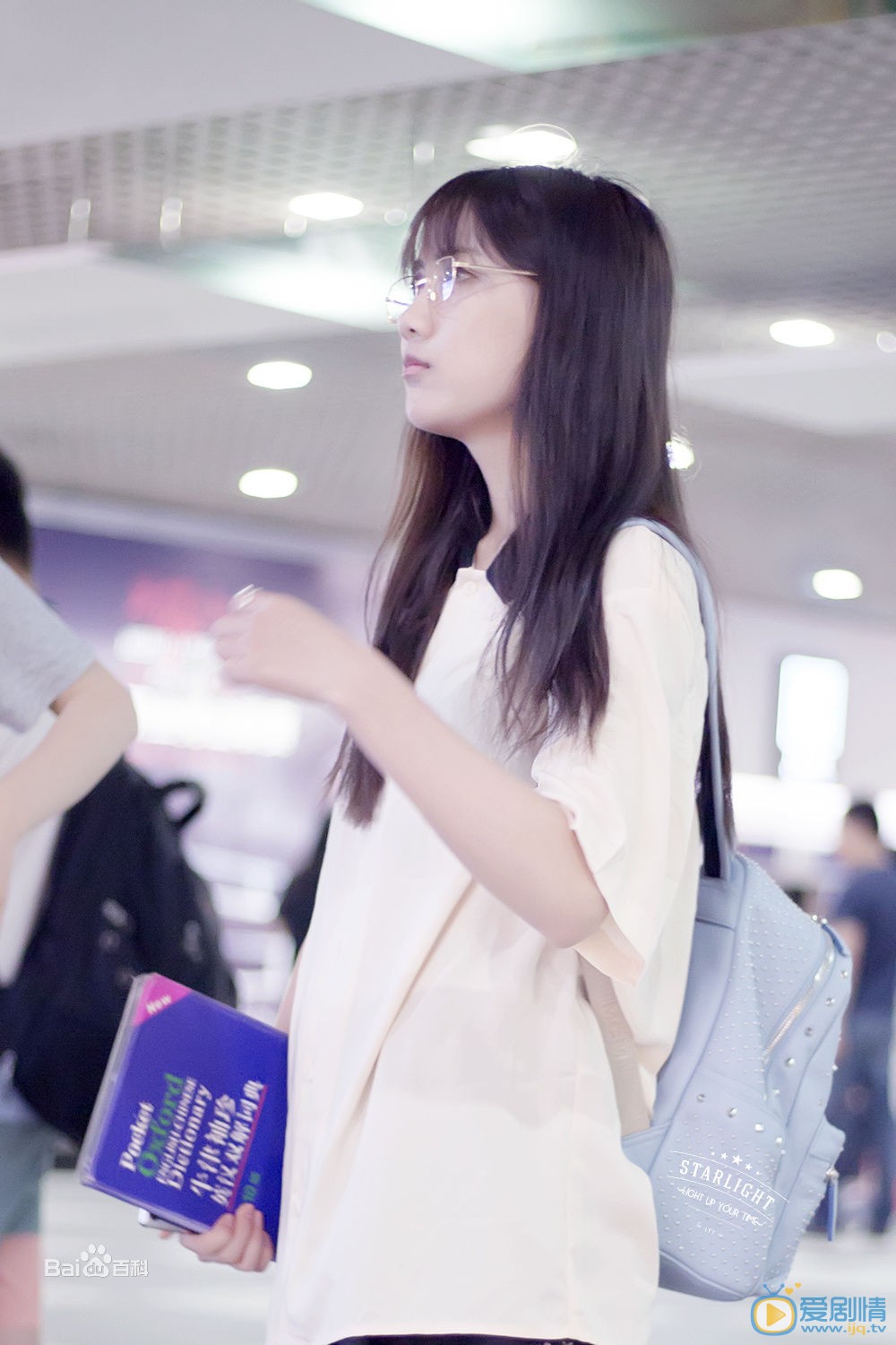李艺彤机场路透照 李艺彤高清写真_李艺彤高清剧照