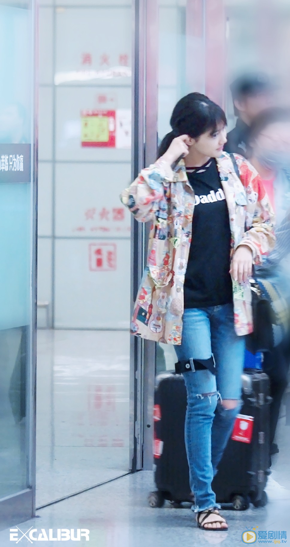 李艺彤机场路透照 李艺彤高清写真_李艺彤高清剧照