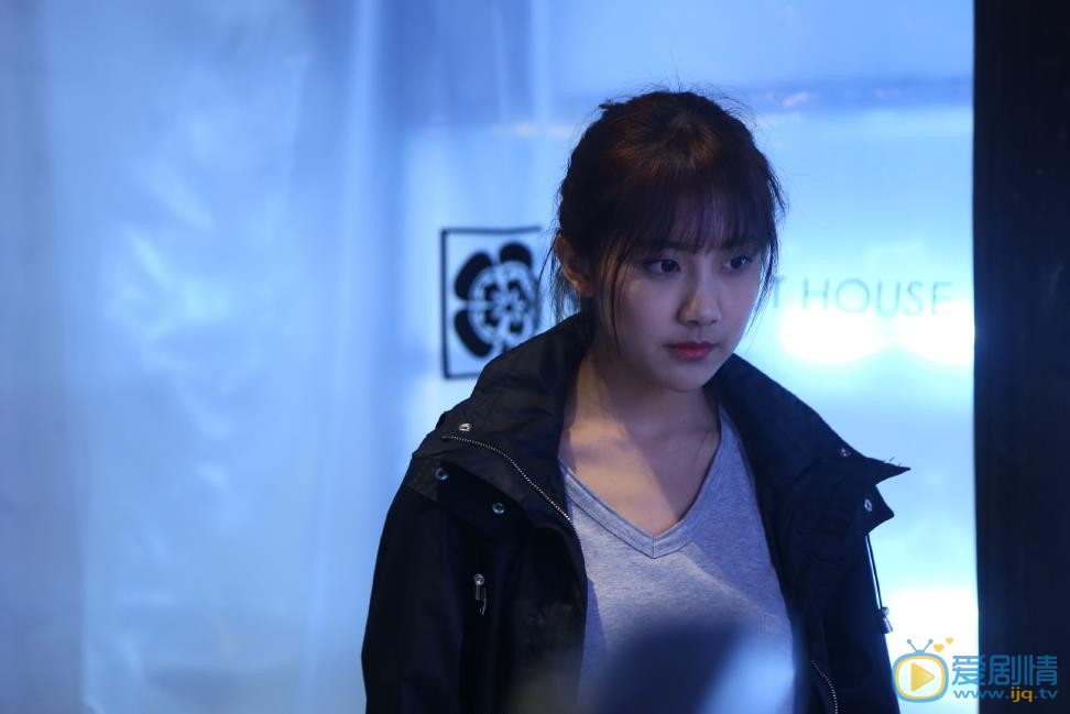 李艺彤《贴身校花》剧照 李艺彤高清写真_李艺彤高清剧照