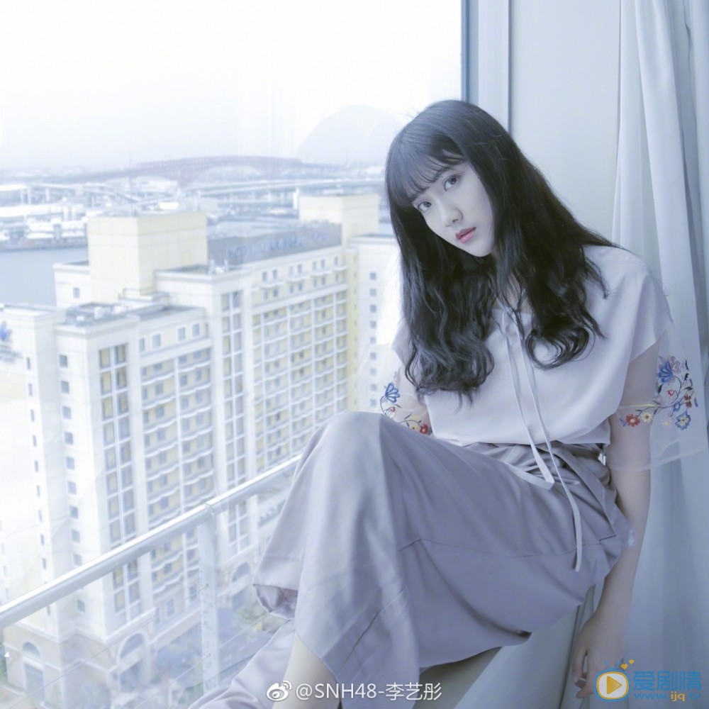 李艺彤时尚街拍 李艺彤高清写真_李艺彤高清剧照