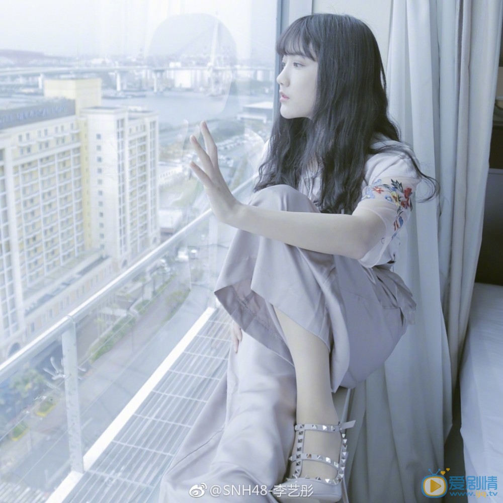 李艺彤时尚街拍 李艺彤高清写真_李艺彤高清剧照
