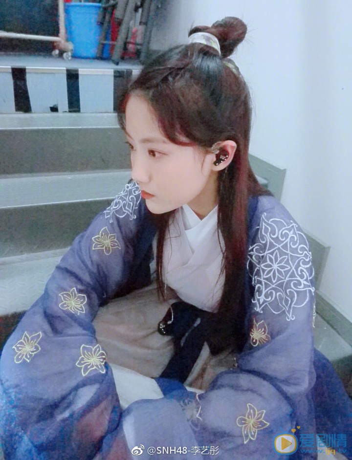李艺彤片场照 李艺彤高清写真_李艺彤高清剧照