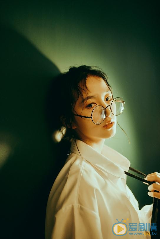 杨肸子帅气写真 杨肸子高清写真_杨肸子高清剧照