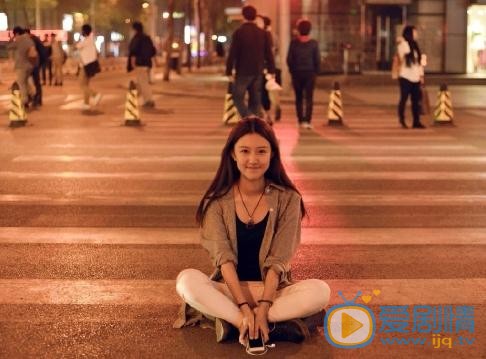 张鑫夜色街拍 张鑫高清写真_张鑫高清剧照