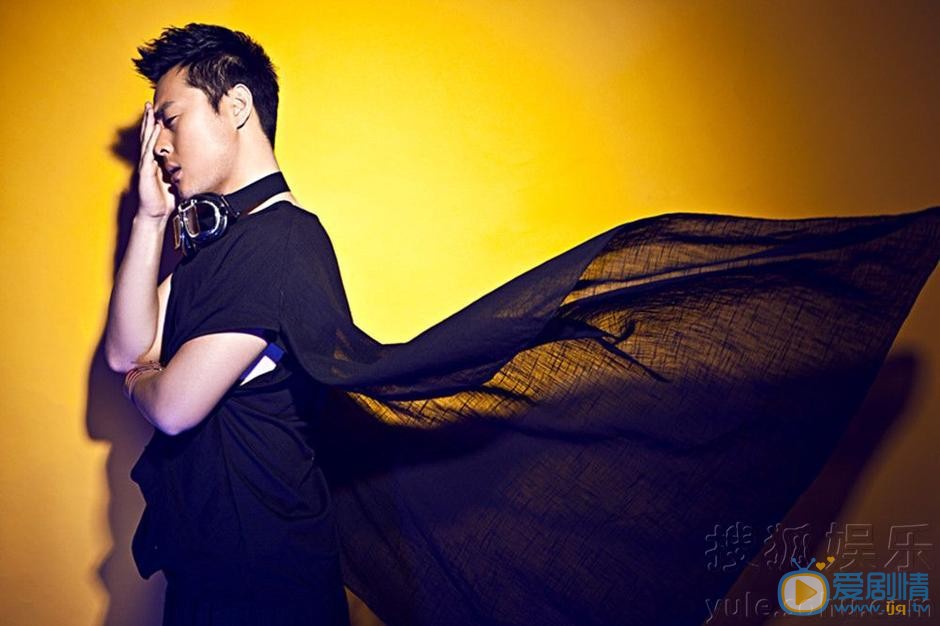 张桐西装绅士写真 张桐高清写真_张桐高清剧照