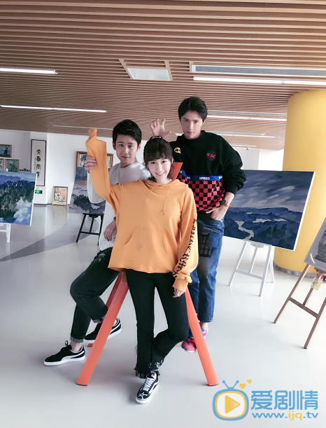  浪花一朵朵夏日清爽来袭&ldquo;白云夫妇&rdquo;搞笑片场照欣赏