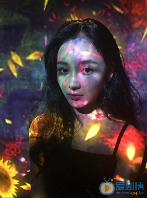 王一菲夜色街拍 王一菲高清写真_王一菲高清剧照