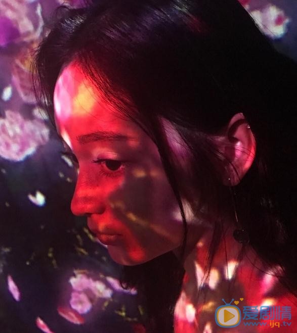 王一菲夜色街拍 王一菲高清写真_王一菲高清剧照