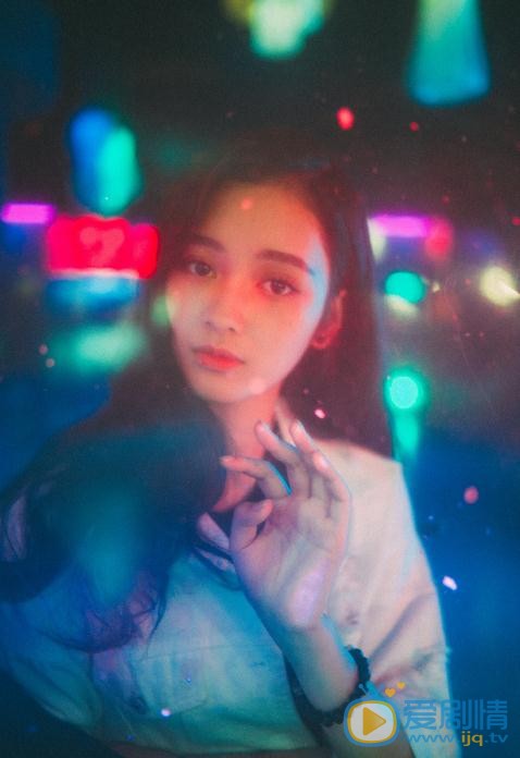 王一菲夜色街拍 王一菲高清写真_王一菲高清剧照