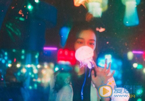 王一菲夜色街拍 王一菲高清写真_王一菲高清剧照