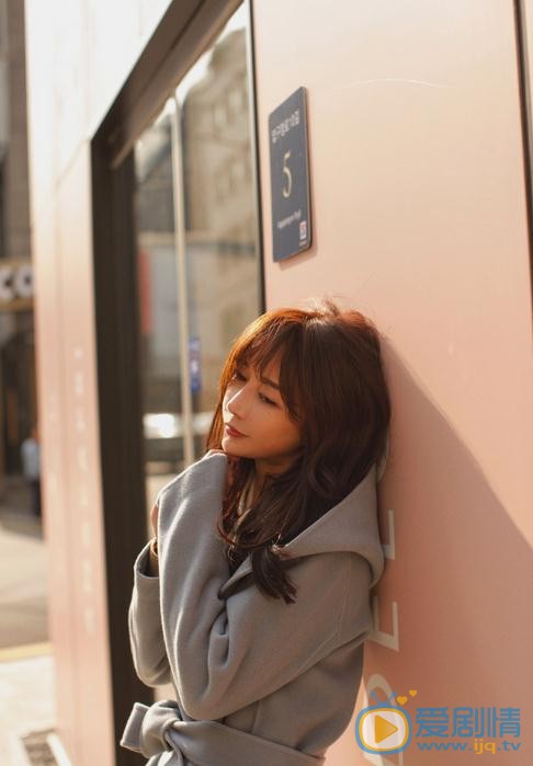 李菲儿秋色街拍 李菲儿高清写真_李菲儿高清剧照