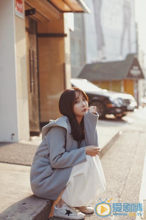 李菲儿秋色街拍 李菲儿高清写真_李菲儿高清剧照