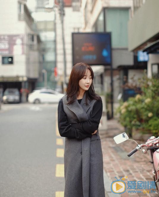 李菲儿秋色街拍 李菲儿高清写真_李菲儿高清剧照