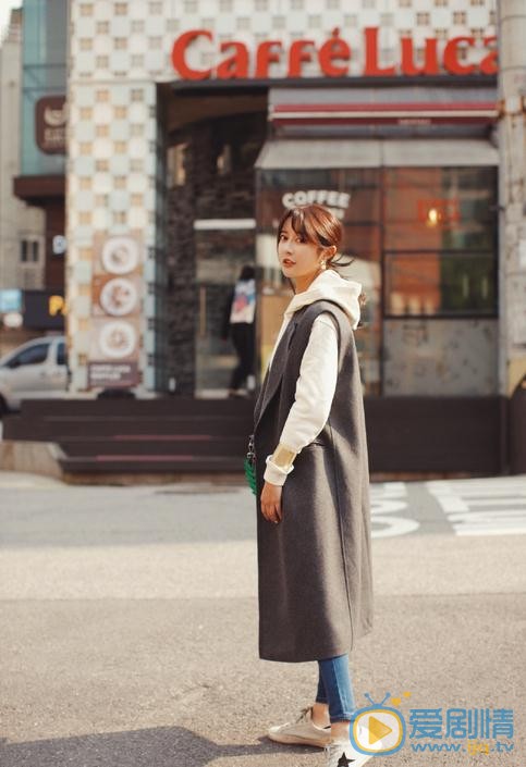 李菲儿秋色街拍 李菲儿高清写真_李菲儿高清剧照