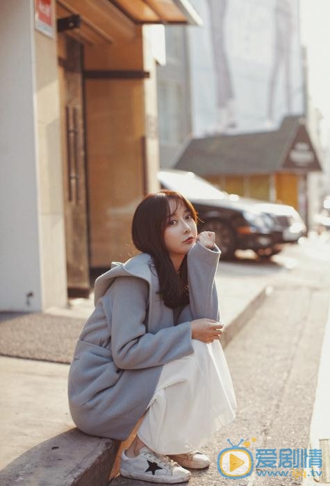 李菲儿秋色街拍 李菲儿高清写真_李菲儿高清剧照