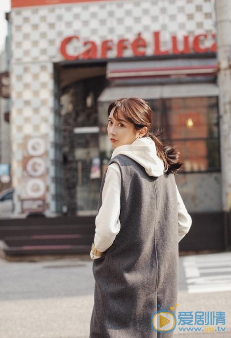 李菲儿秋色街拍 李菲儿高清写真_李菲儿高清剧照