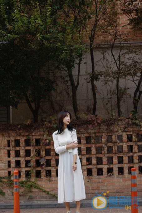 李菲儿秋色街拍 李菲儿高清写真_李菲儿高清剧照