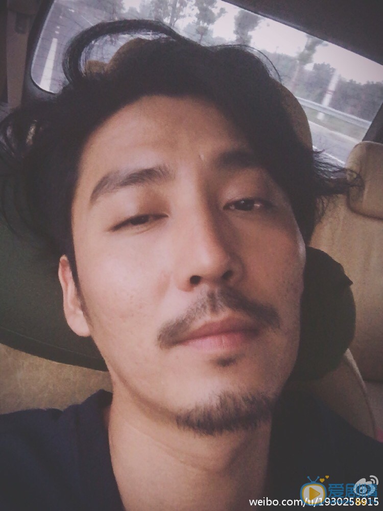 王泷正生活照 王泷正高清写真_王泷正高清剧照