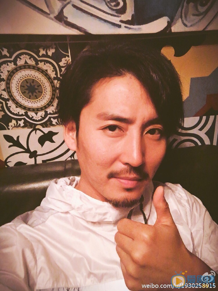 王泷正生活照 王泷正高清写真_王泷正高清剧照