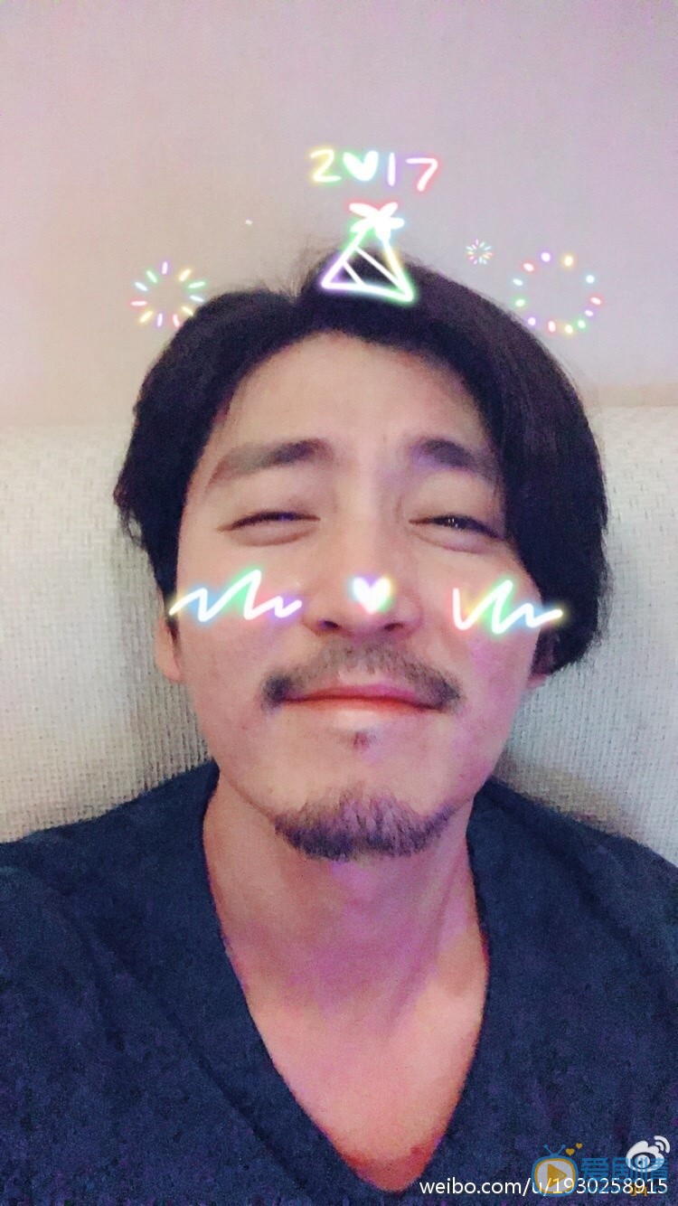 王泷正生活照 王泷正高清写真_王泷正高清剧照