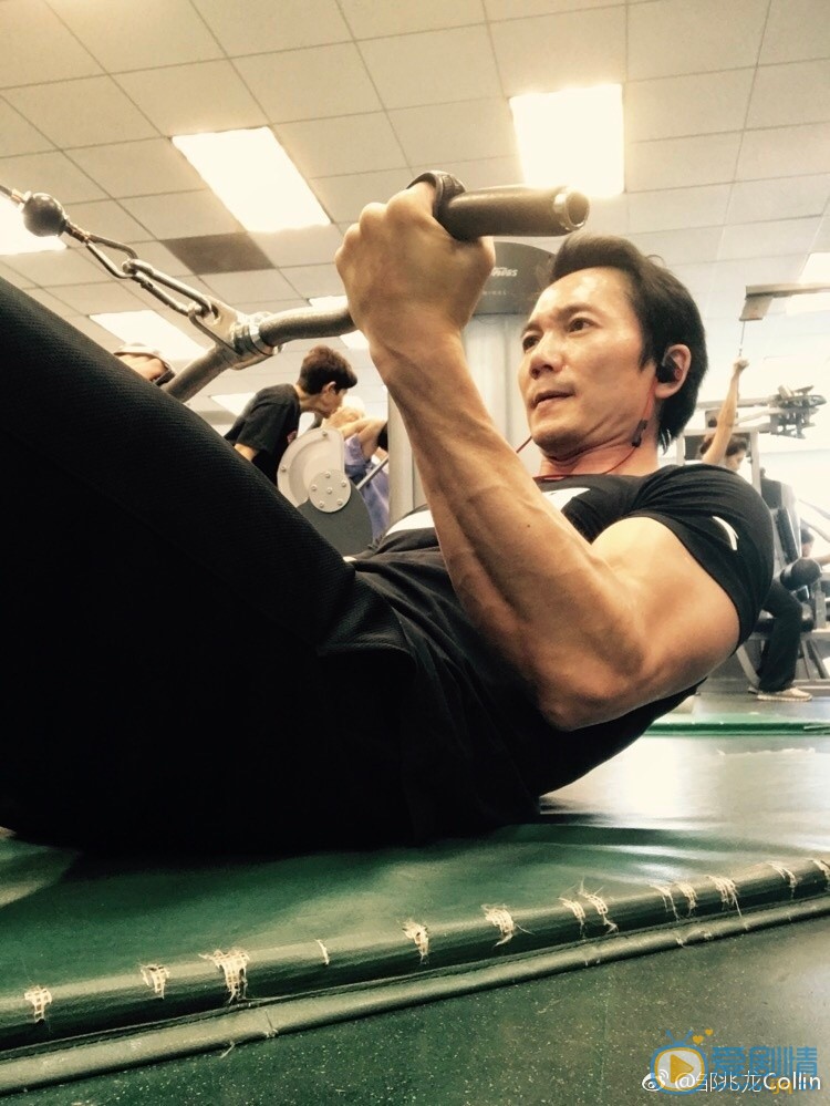 邹兆龙健身锻炼照 邹兆龙高清写真_邹兆龙高清剧照