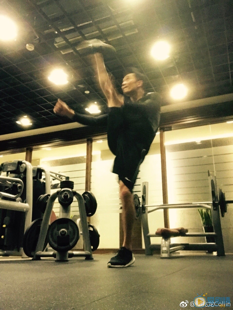 邹兆龙健身锻炼照 邹兆龙高清写真_邹兆龙高清剧照
