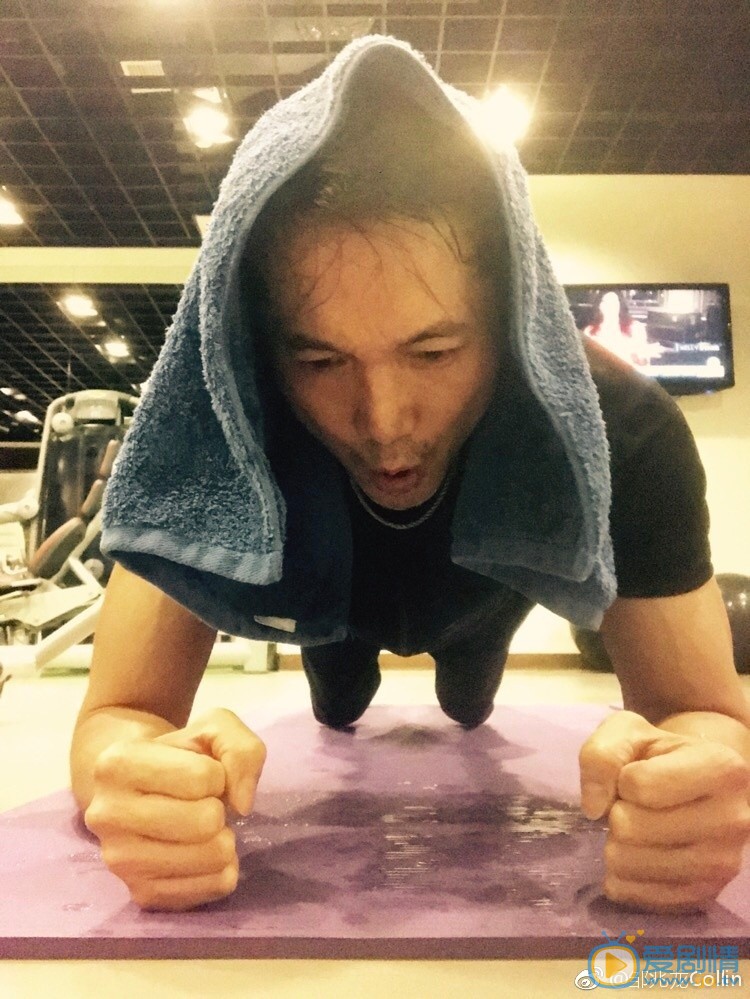 邹兆龙健身锻炼照 邹兆龙高清写真_邹兆龙高清剧照