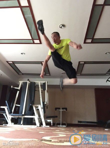 邹兆龙健身锻炼照 邹兆龙高清写真_邹兆龙高清剧照