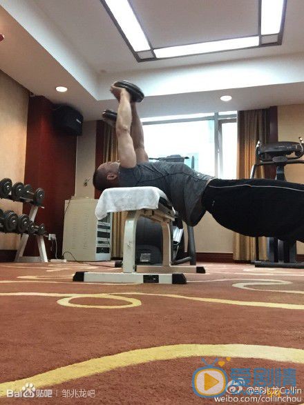 邹兆龙健身锻炼照 邹兆龙高清写真_邹兆龙高清剧照
