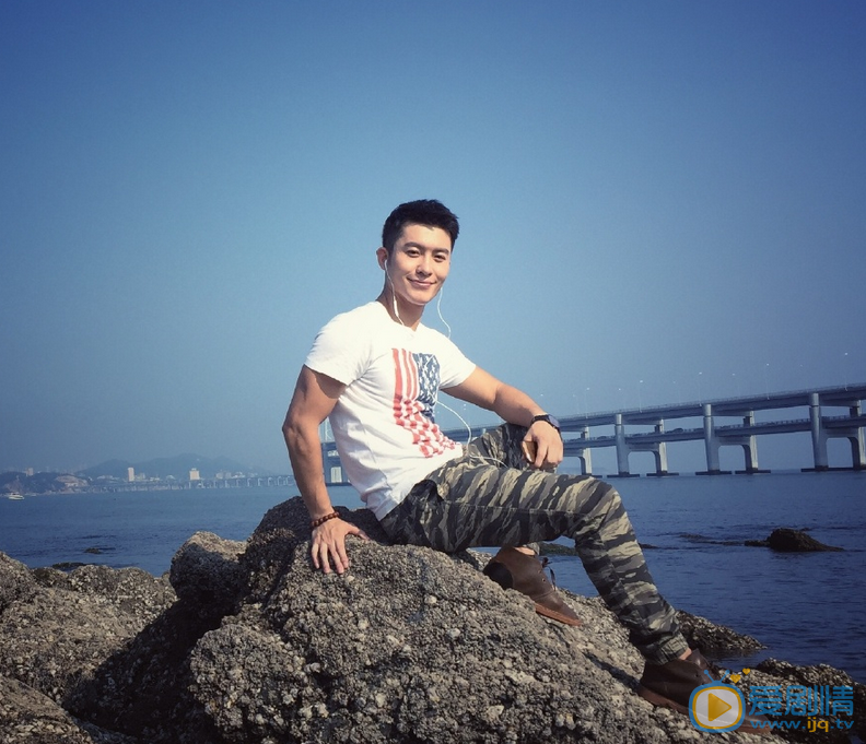 王关彭生活照 王关彭高清写真_王关彭高清剧照
