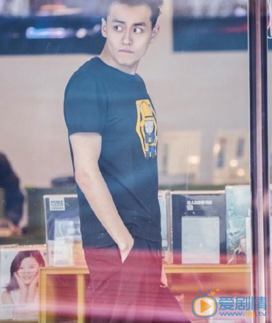金禹伯街拍写真 金禹伯高清写真_金禹伯高清剧照