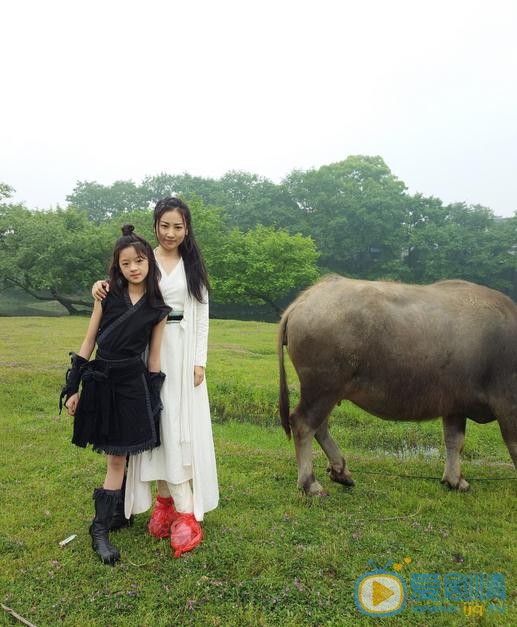 黄杨钿甜片场照 黄杨钿甜高清写真_黄杨钿甜高清剧照