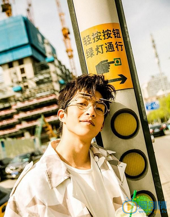 屈楚萧街拍写真 屈楚萧高清写真_屈楚萧高清剧照