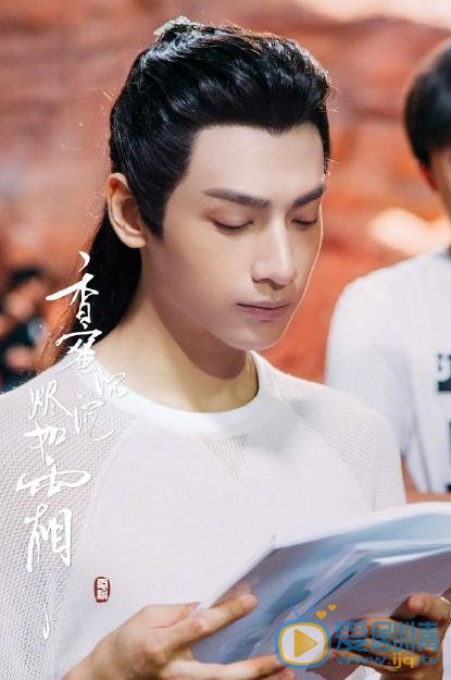 香蜜沉沉烬如霜曝片场照 杨紫邓伦片场认真研读剧本