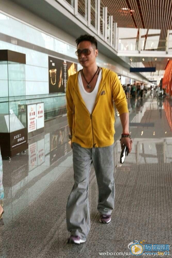 吴镇宇路透街拍 吴镇宇高清写真_吴镇宇高清剧照