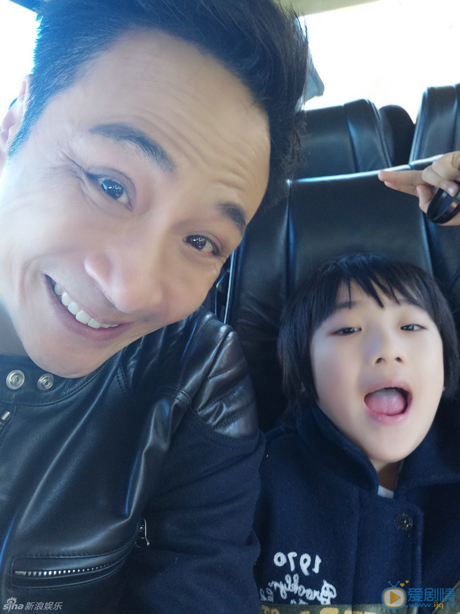 吴镇宇和儿子费曼合照 吴镇宇高清写真_吴镇宇高清剧照