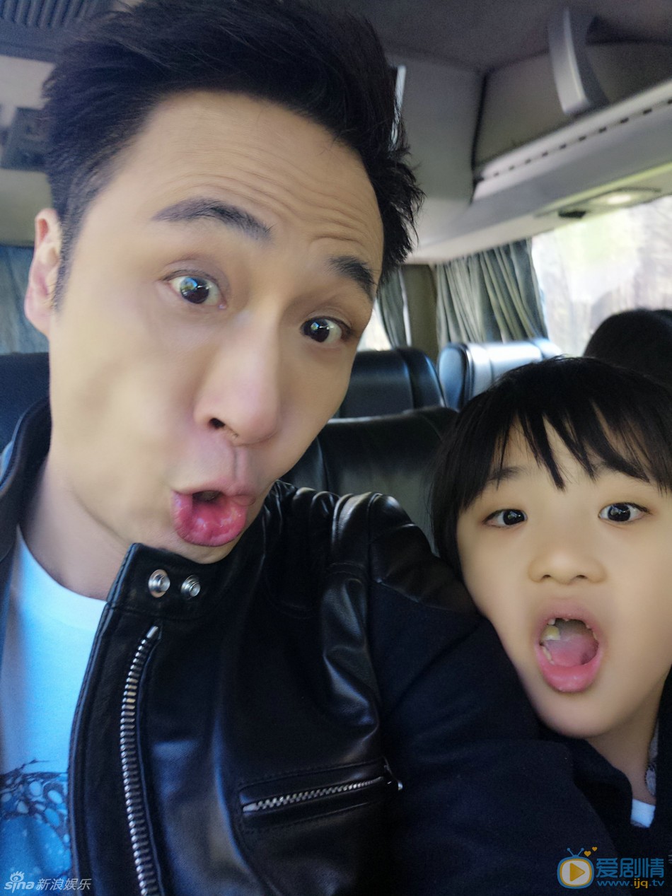 吴镇宇和儿子费曼合照 吴镇宇高清写真_吴镇宇高清剧照