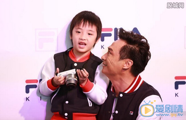 吴镇宇和儿子费曼合照 吴镇宇高清写真_吴镇宇高清剧照