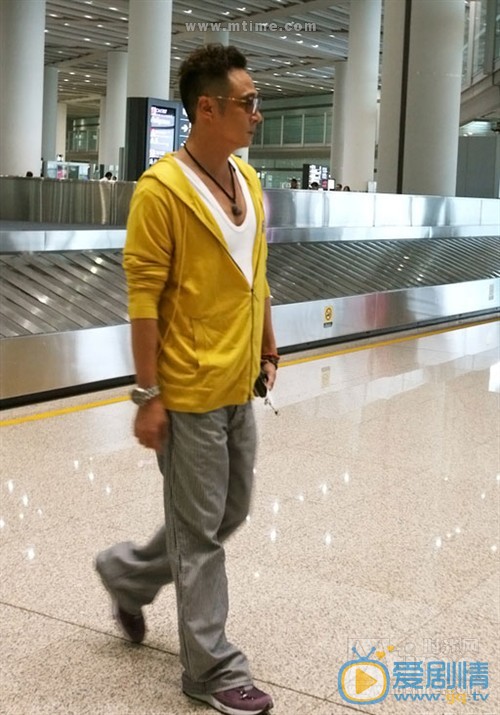 吴镇宇路透街拍 吴镇宇高清写真_吴镇宇高清剧照