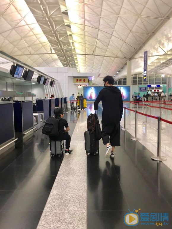 吴镇宇路透街拍 吴镇宇高清写真_吴镇宇高清剧照